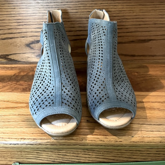 Earth Origins Peep-Toe Booties Size 6.5 Wide - Picture 7 of 7